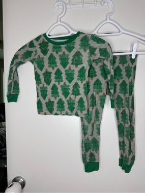 ⭐️5 for $20⭐️ Carter's Green and Gray Christmas Tree Pajama Set 4T